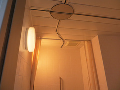 バリアフリー対応客室の天井走行リフトの写真。ベッドから浴槽またはトイレまで移動します
