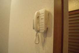 大浴場の電話の写真。緊急連絡用です