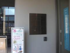入口のインターホンの写真。自動ドア横にあります