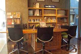 情報コーナーの写真。浮世絵関連の書籍を見ることができます