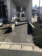 入口のスロープの写真。駐車場から入り口までのスロープです