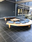 メインラウンジの写真。庭を眺めながら休憩できます