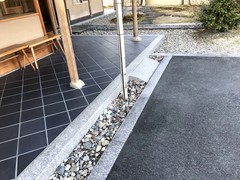 段差解消の写真。店舗入口前の石の短いスロープです