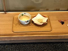 栗きんとんセットの写真。恵那寿やのメイン「栗きんとん」と抹茶のセット