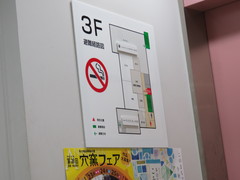 避難経路図の写真。各フロアのエレベーター横にあります