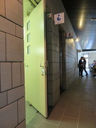 多目的トイレの扉の写真。手前に少し引いて右にスライドする形式の扉です