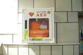 AED（自動体外式除細動器）の写真。入口すぐの受付の横にあります