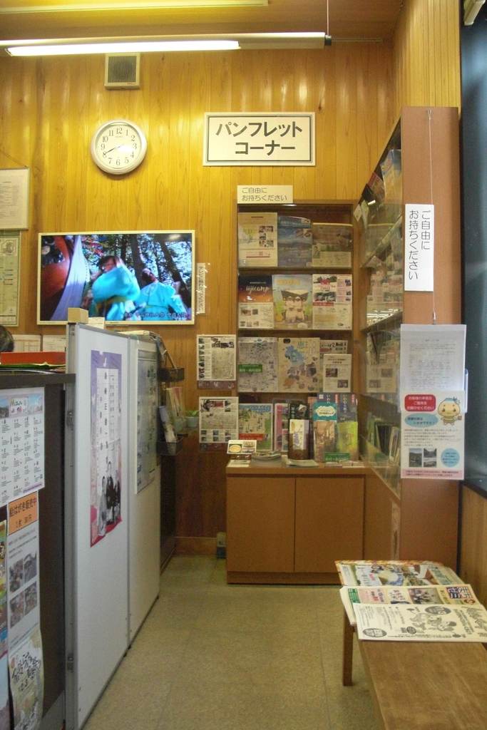 恵那駅の構内にある物産品販売と観光案内所の写真
