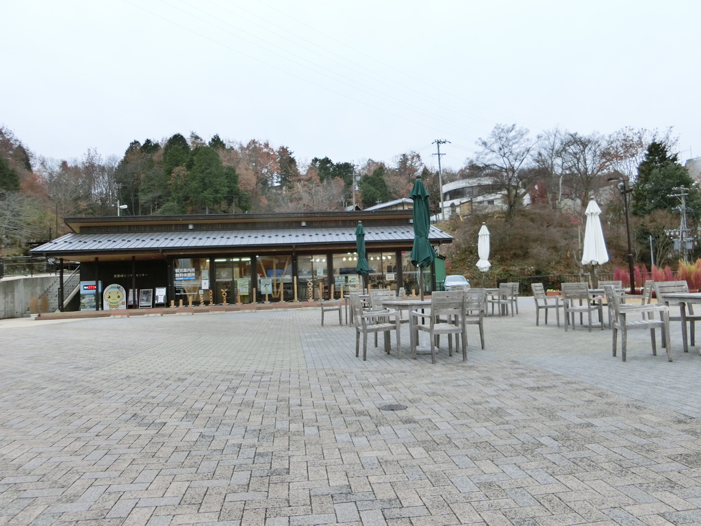 眺めの良い湖畔にあるビジターセンターの写真