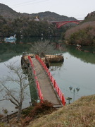 弁天島の写真。公園の先に小さな島