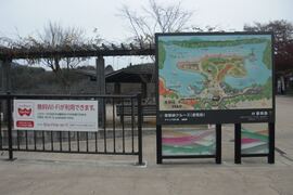 恵那峡遊覧船への通路の写真。恵那峡ビジターセンター周辺案内図とフリーWiFi案内表示
