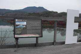 ウッドデッキの写真。高台からダム湖を見下ろせます