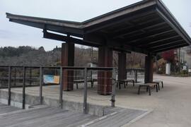 ウッドデッキ広場の写真。屋根付きの休憩コーナーにはベンチがあります