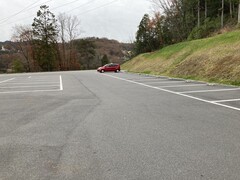 恵那峡第１駐車場の写真。第１駐車場から恵那峡ビジターセンターまでは坂道です