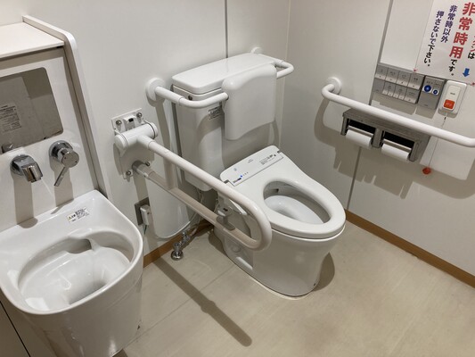 車いすトイレの内部写真