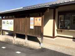 第2駐車場にあるトイレの写真。車いすマークトイレがあります