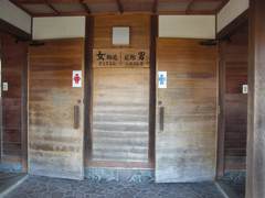 遊覧船乗り場のトイレの写真。遊覧船から一番近いトイレです