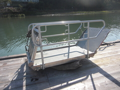 乗船用スロープの写真。車いすで乗船の際に使用するスロープが桟橋に置かれています