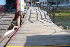 桟橋の写真。木製のスロープになっており、水位により傾斜が変わります