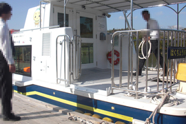 遊覧船の車いすの乗船口の写真。桟橋の間に専用スロープを設置して乗船します