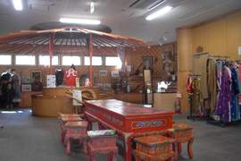 管理棟内部の写真。管理棟1階にはモンゴルの家具や衣装もあります