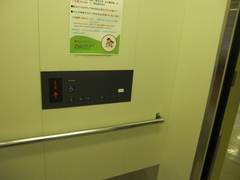エレベーターがありますの写真。低い位置の操作ボタンと手すりもあり安心です