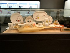 キャラクター食器セットの写真。２階の展示室には、金正陶器が制作したキャラクター商品も展示されています