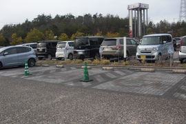 車いすマーク駐車スペースの写真。バスロータリー近くにあります
