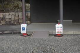 バスロータリーから館内入口通路への写真。工事中で仮設スロープでしたが、通常は段差なく通行できます