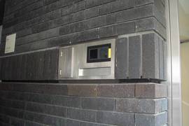 搬入入口の写真。インターホンがあります