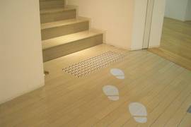 美術館内の順路の階段の写真。エレベーターもあります