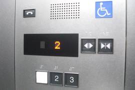 美術館内のエレベーターの写真。低い位置のボタン