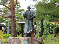 山岡鉄舟の銅像の写真。高山陣屋前に山岡鉄舟の銅像があります。子どもの頃、父親が天領飛騨の郡代となっため高山で過ごしていました。