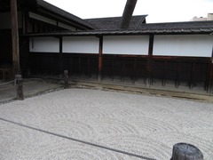 玄関横の石庭の写真。玄関横には、小石で青海波の紋様があります。