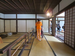 通路の写真。順路に沿って、いろいろな部屋を見学して周ります。