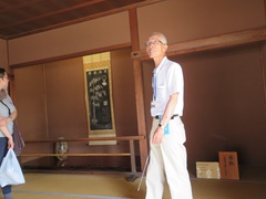 ガイドさんによる説明の写真。入場券売り場で、ガイドを依頼すると詳しい説明が聞けます。