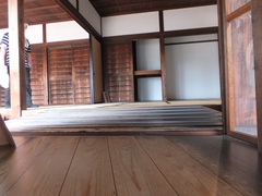 建物内の小さな段差の写真。小さな段差があります。つまづかないように注意してください。