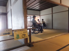 車いす利用者の出口の写真。車いす利用者は、御白洲の見学のあと、専用出口を通り玄関から仮設スロープで外にでます。
