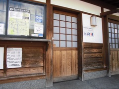 公衆トイレには多目的トイレ整備の写真。朝市近くの弥生橋駐車場の公衆トイレ。