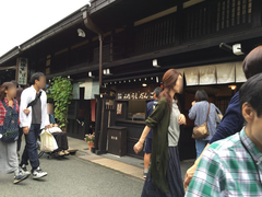 高山のみたらしはしょうゆ味だけですの写真。古い町並みにはだんご屋さんも沢山あるので食べ比べも面白いです。