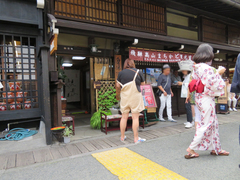 浴衣で街歩きの写真。レンタル＆着付けをしてくれるお店もあり、古都を和装で歩くのも良いですね。