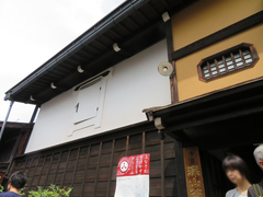 土蔵の写真。古い町並みには造り酒屋の白い壁の土蔵が溶け込んでいますね。