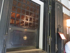 土蔵の扉の写真。土蔵の扉は大きくて頑丈で二重になっています。
