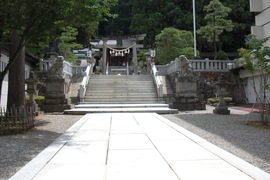 桜山八幡宮の境内の写真。石段を上り鳥居をくぐると、八幡宮の拝殿と本殿があります。