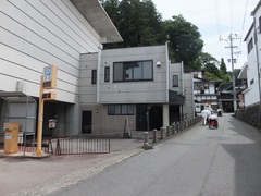 屋台会館2階への迂回路２の写真。桜山日光館駐車場を出たら、道路に出て少し急な坂を上がります。