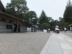 境内から桜山日光館への行き方３の写真。境内の石敷きの道を真直ぐ進むと日光館の看板が見えます。