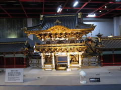 陽明門の写真。日本で最も美しい門を、柱一本一本から全て、彫刻や飾りなども精巧に再現されています。