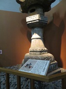 日光東照宮と金森氏の写真。高山城主金森氏が日光東照宮に収めた石燈籠の実寸大のレプリカです。