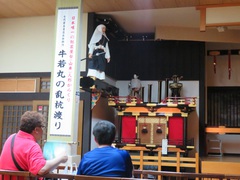 牛若丸と弁慶の写真。京の五条の橋、弁慶が薙刀で牛若丸に襲いかかります。ステージ合間に近くで見られます。