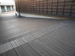 点字ブロックの写真。ウッドデッキにも点字ブロック